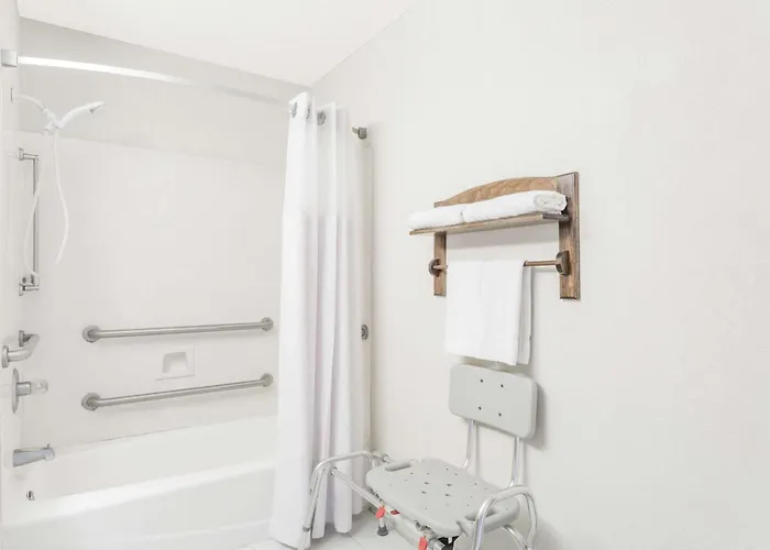 Brentwood Inn & Suites