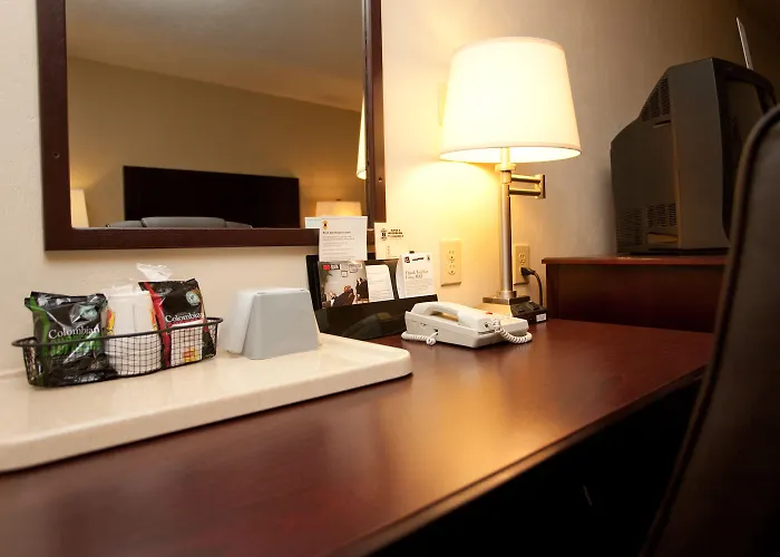 Super 8 By Wyndham Woodburn
