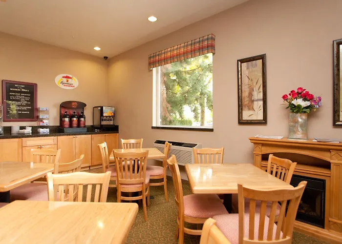 Super 8 By Wyndham Woodburn