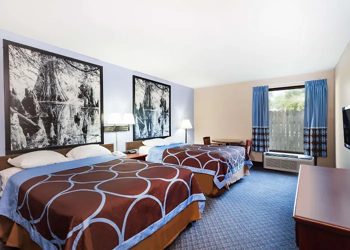 Super 8 By Wyndham Indianola