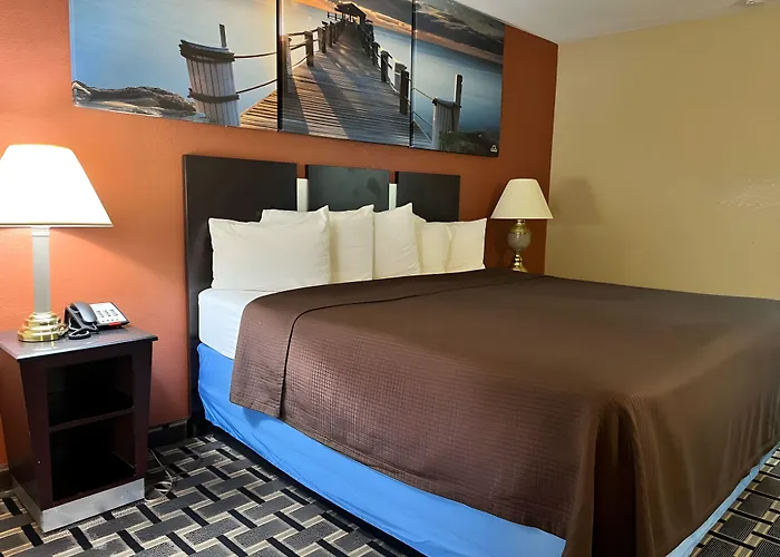Days Inn & Suites By Wyndham Pine Bluff