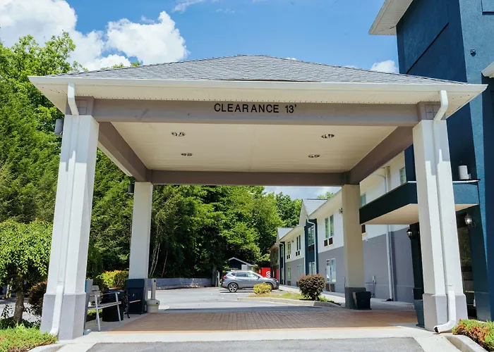 Clarion Pointe-Dillard Near Blue Ridge Mountains