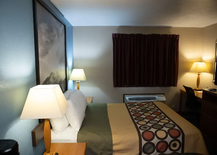Super 8 By Wyndham Fairmont