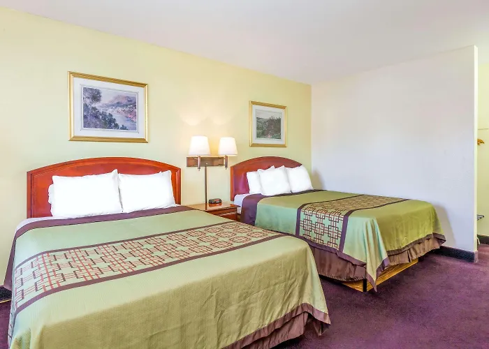 Super 8 By Wyndham Bakersfield/Central