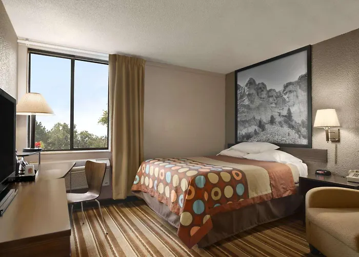 Super 8 By Wyndham Redfield