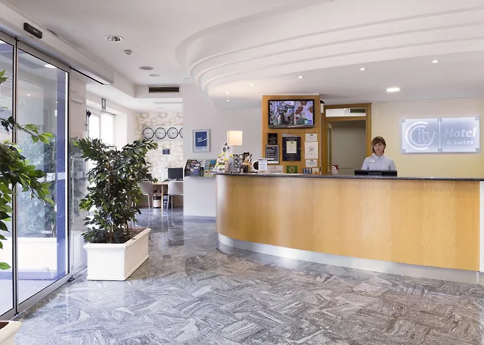 City Hotel & Suites
