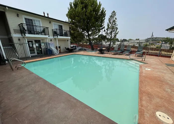 Best Western Cedar Inn & Suites