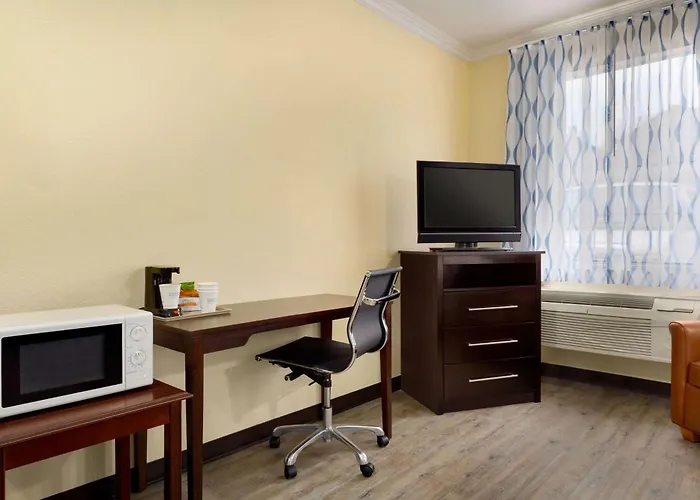 Days Inn & Suites By Wyndham Dfw Airport South-Euless
