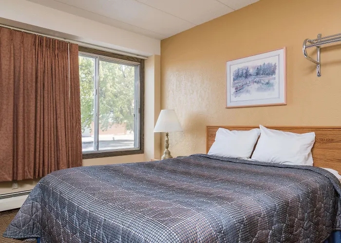 Super 8 By Wyndham Owatonna