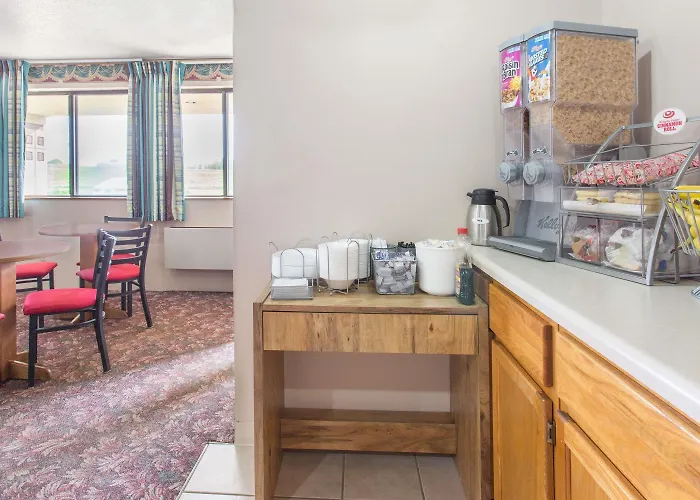 Super 8 By Wyndham Austin Mn