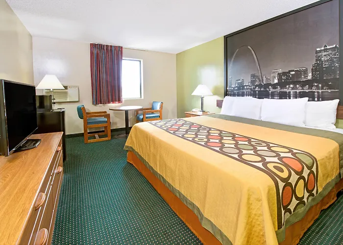 Super 8 By Wyndham Eureka/Six Flags Nearby