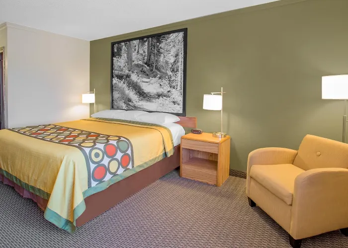 Super 8 By Wyndham Windsor/Madison North