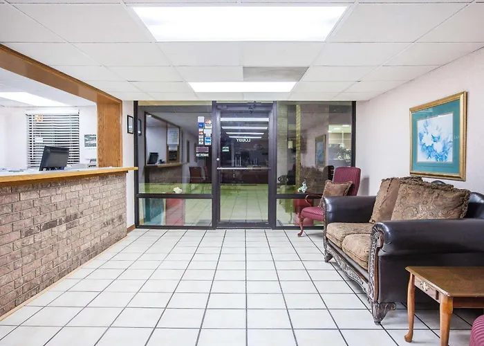 Super 8 By Wyndham Clinton