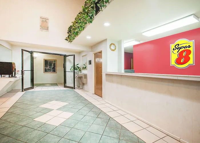 Super 8 By Wyndham White Hall