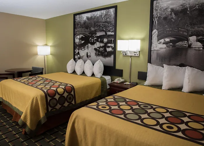 Econo Lodge Canton North