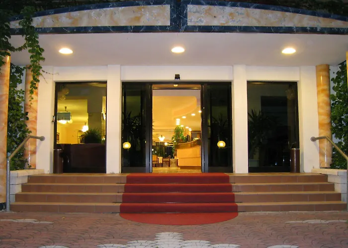 Hotel Boomerang - Check-In & Meals In Front At Hotel Sporting