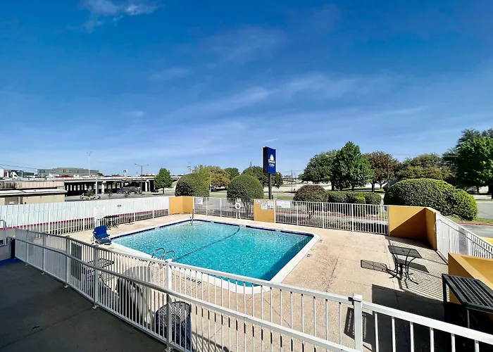 Days Inn & Suites By Wyndham Arlington Near Six Flags