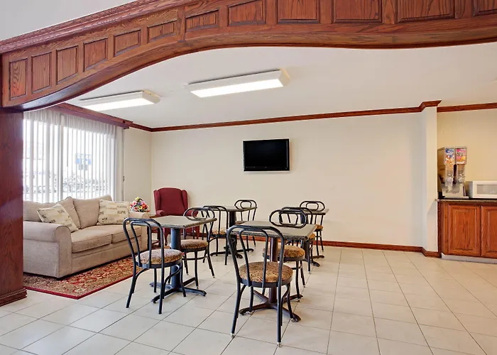 Super 8 By Wyndham Oklahoma/Frontier City