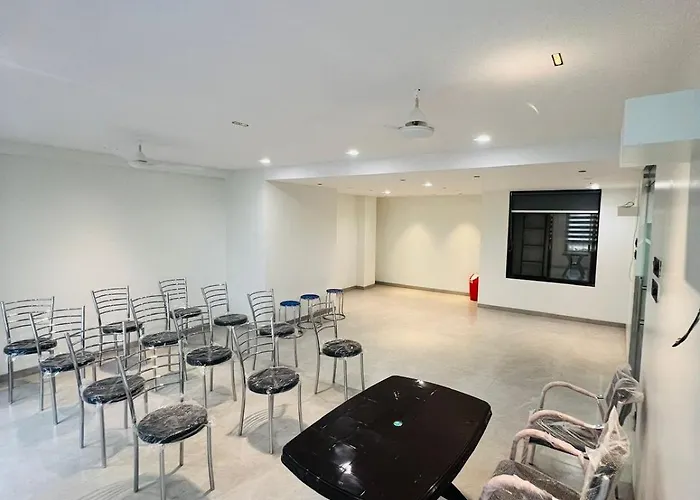 Hotel Mauli Lodging