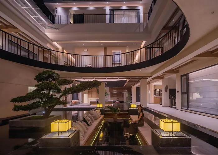 Dali Yuanlu Hanging Garden Hotel, Located In The Center Of Dali Old City, Has Rich Cultural Heritage, Convenient Travel, Butler Service, Free Parking, Free Breakfast, Afternoon Tea, Coffee, Mini Bar, And Traditional Chinese Tea