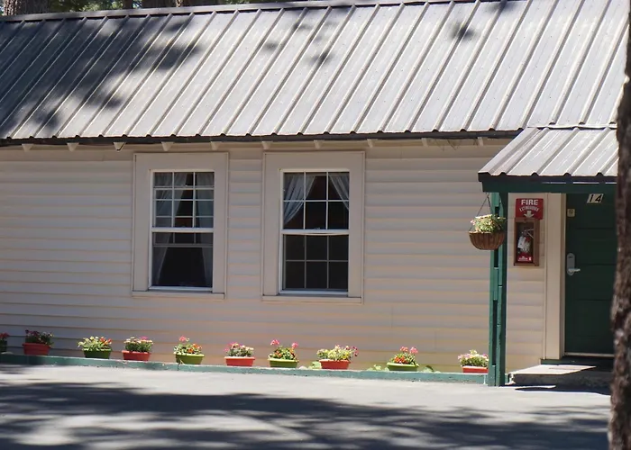 Tamarack Lodge Motel