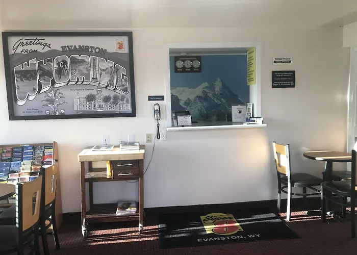 Super 8 By Wyndham Evanston