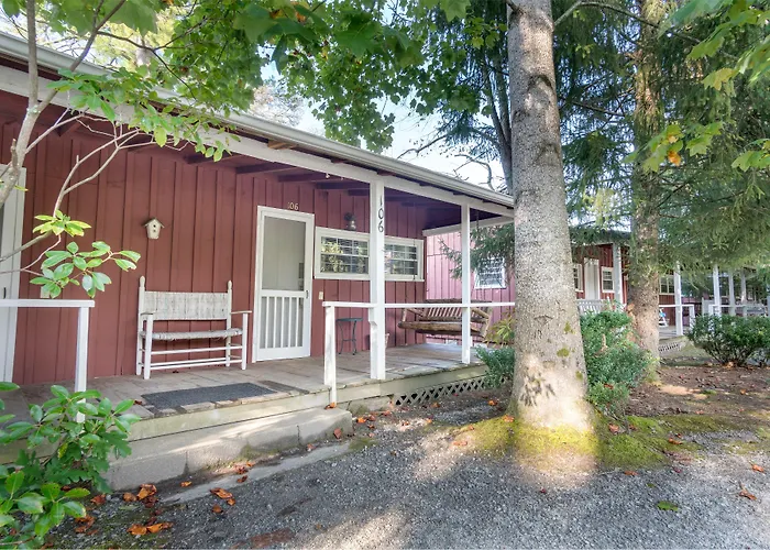 Highland Lake Inn & Resort - Flat Rock