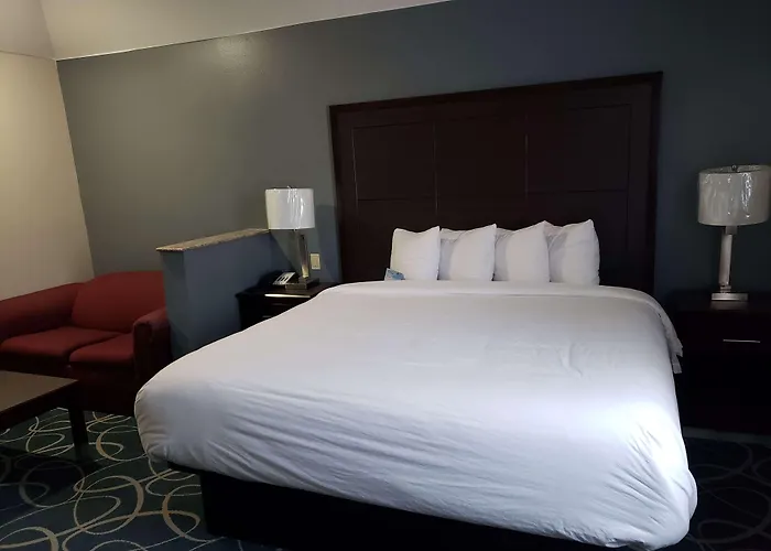 Days Inn & Suites By Wyndham Cleburne Tx