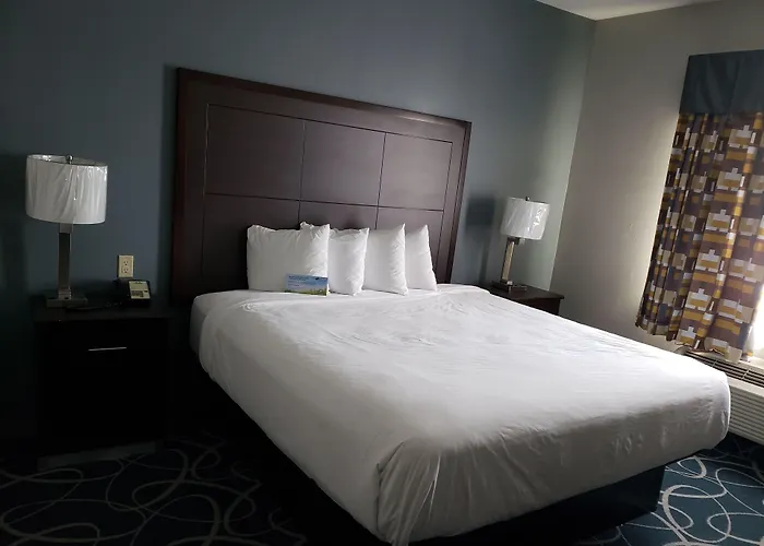 Days Inn & Suites By Wyndham Cleburne Tx