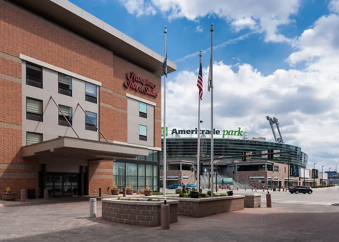 Hampton Inn & Suites Omaha-Downtown