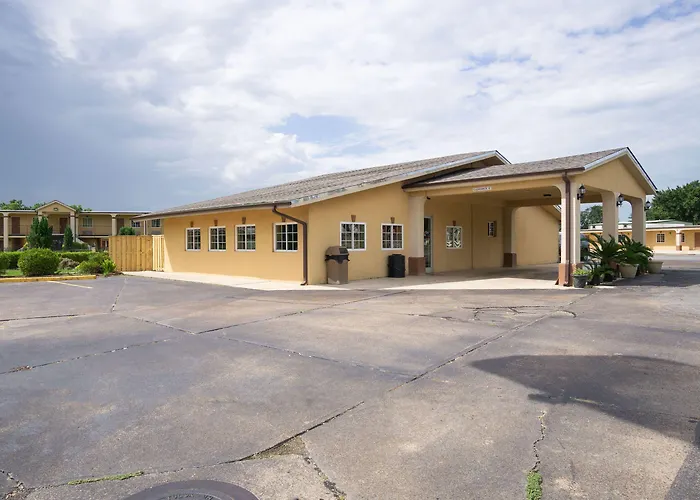 Woodridge Inn And Suites