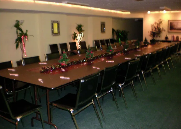 Golden Manor Inn & Suites
