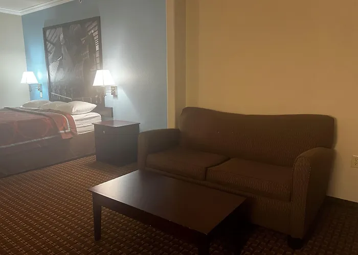 Super 8 By Wyndham Iah West/Greenspoint