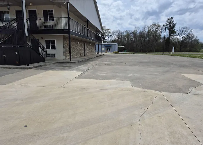 General Bragg Inn & Suites