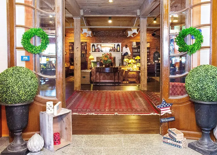 The Common Man Inn & Restaurant