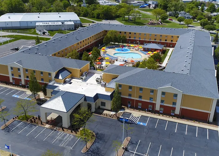 Cedar Point'S Express Hotel