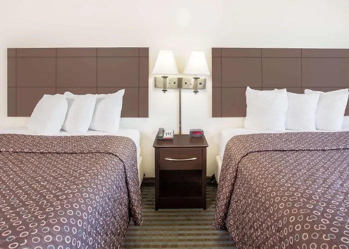 Super 8 By Wyndham Cedar Falls