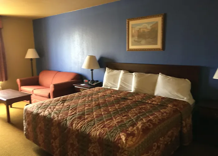 Econo Lodge Inn & Suites