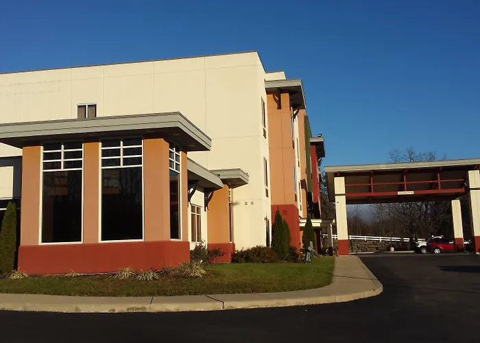 Paradise Inn & Suites