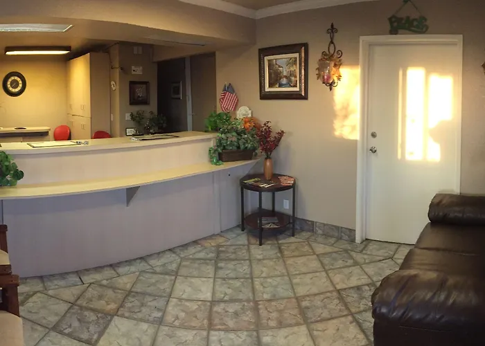Hilltop Inn & Suites