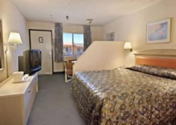 Hilltop Inn & Suites