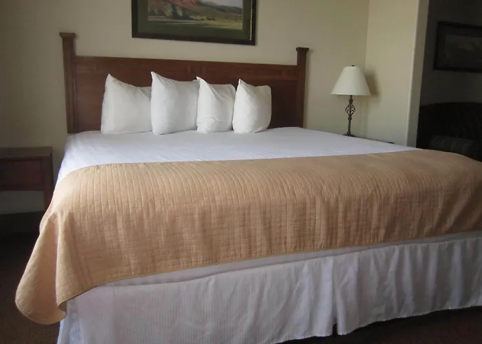 Econo Lodge Inn & Suites Bridgeport