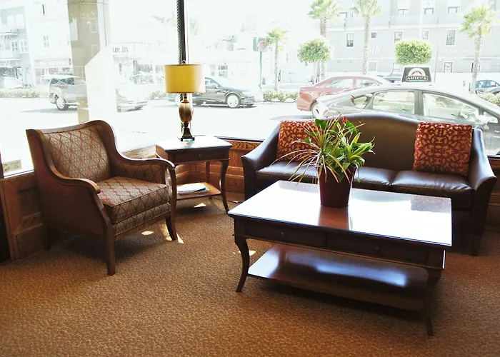 Cow Hollow Inn And Suites