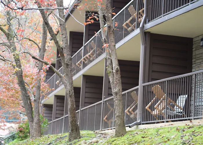 Econo Lodge Inn & Suites On The River