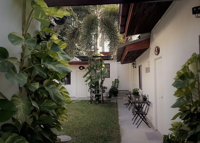 The Reef Hotel & Studios