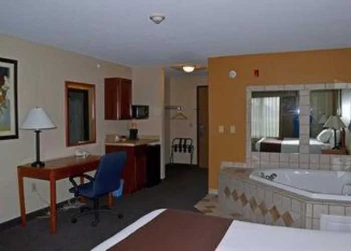 Paola Inn And Suites