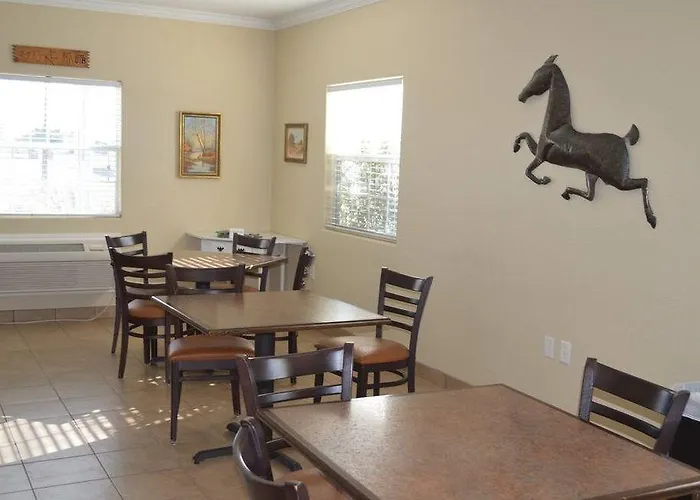 Econo Lodge Inn & Suites