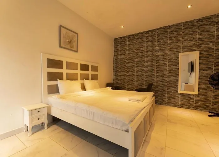 Chamis Suites