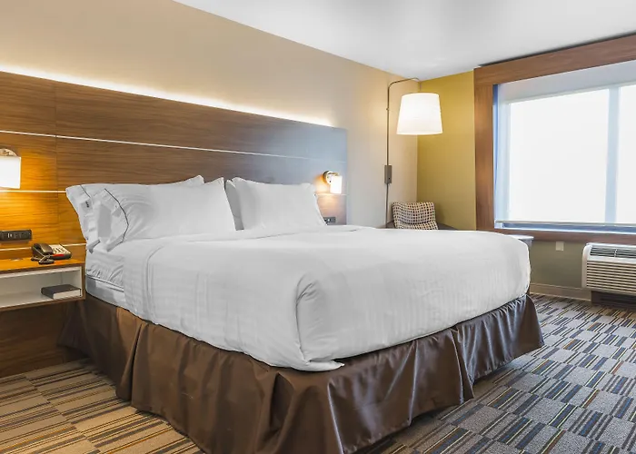 Holiday Inn Express & Suites Clarion By Ihg