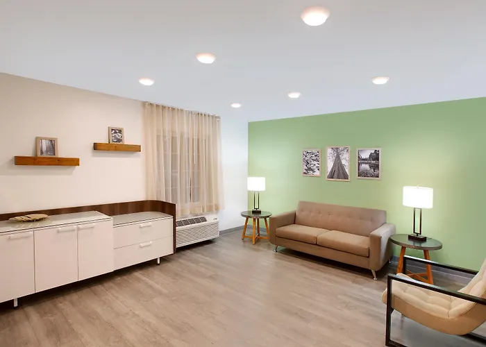 Woodspring Suites Bakersfield East